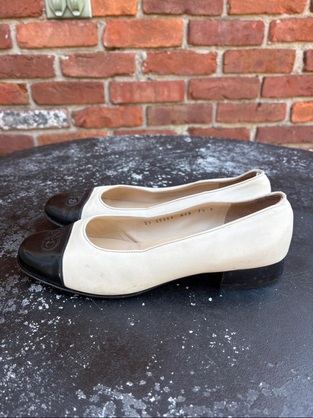 Salvatore Ferragamo Women’s Two-Tone Cap Toe Ballet Flats Cream Black size 7.5 B - Picture 3 of 10
